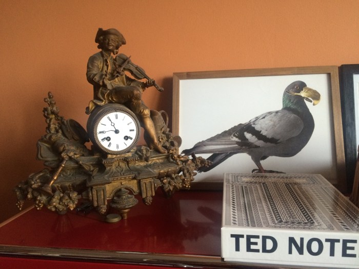 clock on mantle